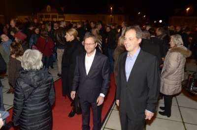 Der Platz vor dem Festspielhaus Hellerau füllt sich.