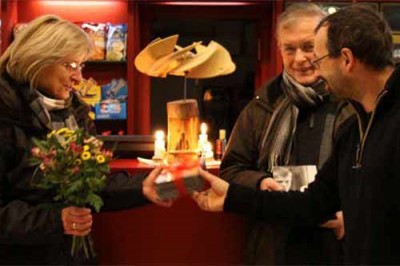 2009-Dez. Begrüßung des 5.000 Besuchers von DAS WEISSE BAND